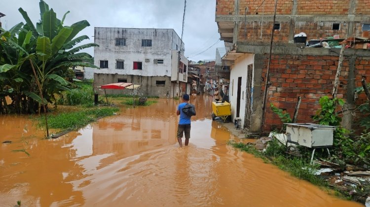 Chuva causa transtornos na Rua Plínio Silva e Maria Carvalho em Wenceslau Guimarães