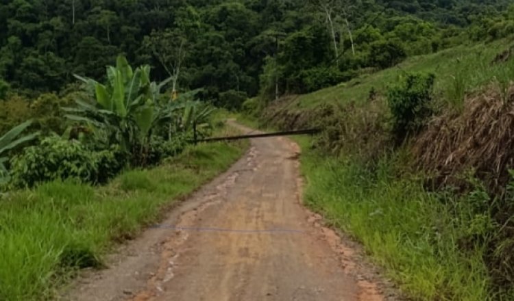 Poste caído há três dias no Antônio Conselheiro continua causando transtornos