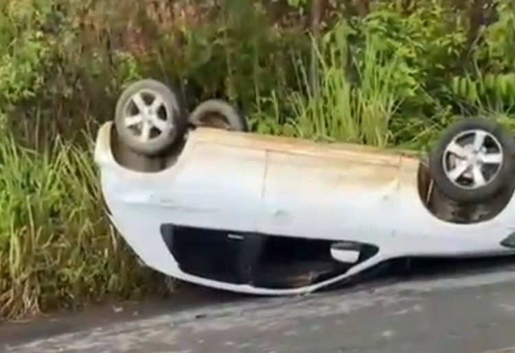 Carro capota na BA-250, entre Gandu e Piraí do Norte, na manhã desta sexta-feira (20)