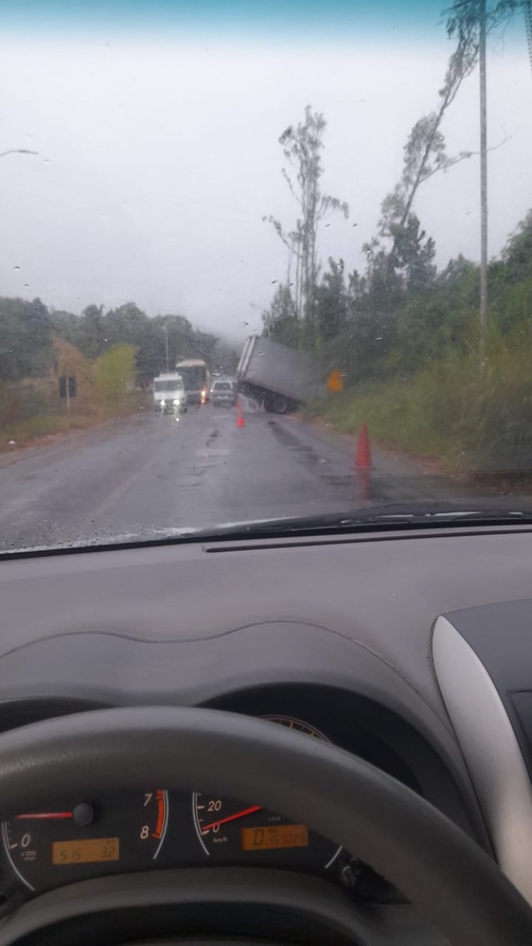 Caminhão Baú perde controle e sai da pista na BR-101 durante chuva em Wenceslau Guimarães*